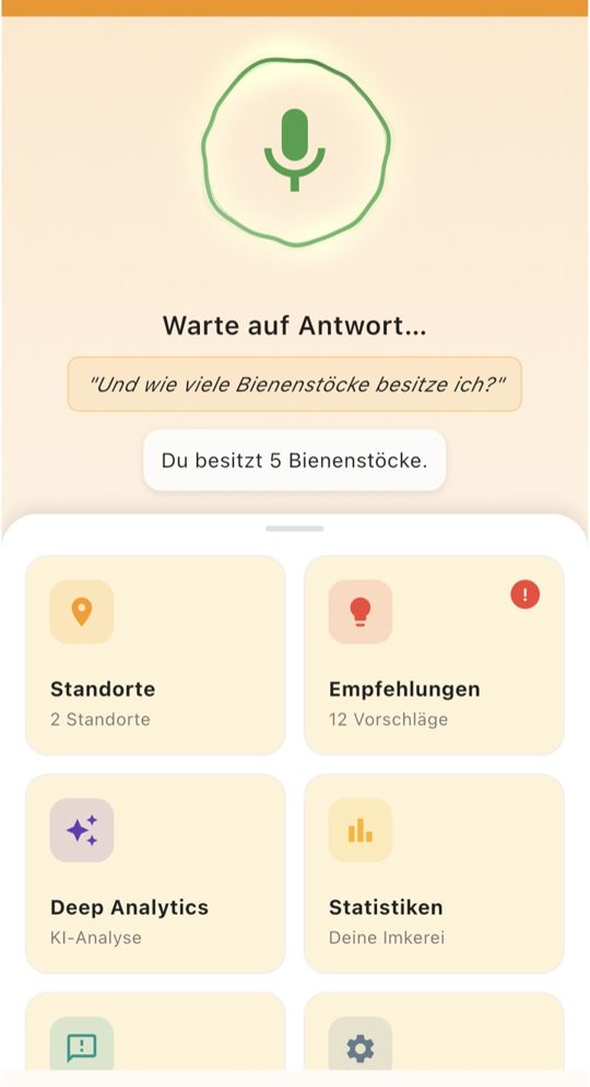 BeeButler-Startbildschirm: Mikrofon, gesprochene Frage „Und wie viele Bienenstöcke besitze ich?“ und die Antwort „Du besitzt 5 Bienenstöcke.“