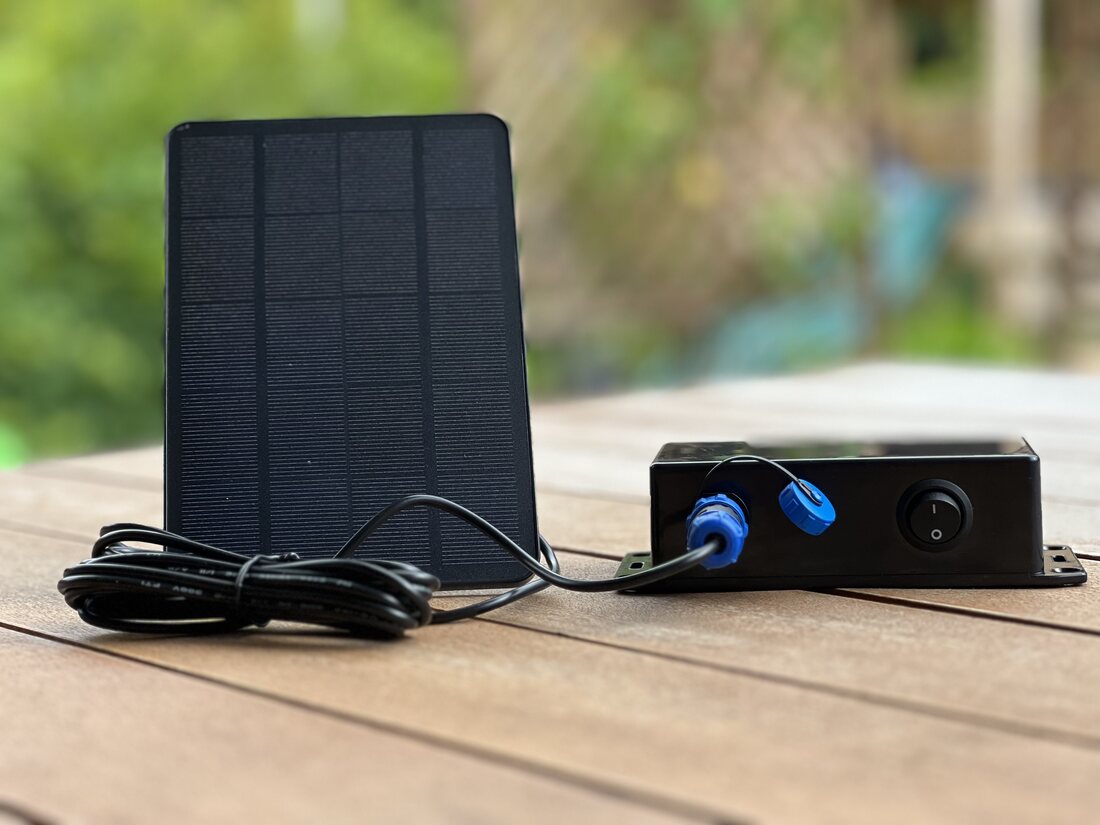 XDiBee Gateway mit angeschlossener Solarzelle