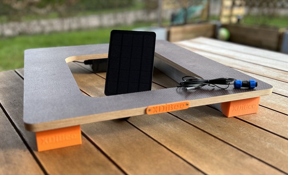XDiBee Bienenstockwaage mit Solarpanel im Garten